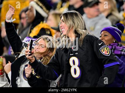 Baltimore, Usa. 01. Januar 2023. Die Fans der Baltimore Ravens reagieren am Sonntag, den 1. Januar 2023 im M&T Bank Stadium in Baltimore, Maryland, auf die Konkurrenz der Pittsburgh Steelers. Pittsburgh gewann 16:13. Foto: David Tulis/UPI Credit: UPI/Alamy Live News Stockfoto