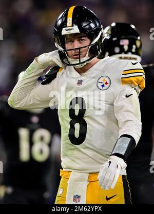 Baltimore, Usa. 01. Januar 2023. Pittsburgh Steelers Quarterback Kenny Pickett (8) passt seine Schulterpolster während der zweiten Halbzeit im M&T Bank Stadium in Baltimore, Maryland, am Sonntag, den 1. Januar 2023 an die Baltimore Ravens an. Pittsburgh gewann 16:13. Foto: David Tulis/UPI Credit: UPI/Alamy Live News Stockfoto