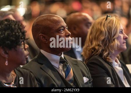 Albany, USA. 01. Januar 2023. Der New Yorker Bürgermeister Eric Adams nimmt am 1. Januar 2023 an der Einweihungszeremonie für New Yorker Staatsbeamte im Empire State Plaza Convention Center in Albany Teil. Gouverneur Kathy Hochul wurde als erste weibliche Gouverneurin des Staates New York für die volle Amtszeit vereidigt. (Foto: Lev Radin/Sipa USA) Guthaben: SIPA USA/Alamy Live News Stockfoto