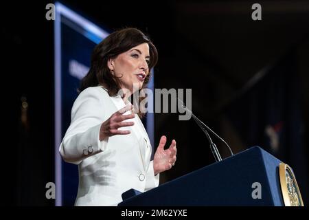 Albany, USA. 01. Januar 2023. Gouverneur Kathy Hochul hält am 1. Januar 2023 im Empire State Plaza Convention Center in Albany während der Einweihungszeremonie für New Yorker Staatsbeamte eine Rede. Gouverneur Kathy Hochul wurde als erste weibliche Gouverneurin des Staates New York für die volle Amtszeit vereidigt. (Foto: Lev Radin/Sipa USA) Guthaben: SIPA USA/Alamy Live News Stockfoto