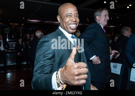 Albany, USA. 01. Januar 2023. Der New Yorker Bürgermeister Eric Adams nimmt am 1. Januar 2023 an der Einweihungszeremonie für New Yorker Staatsbeamte im Empire State Plaza Convention Center in Albany Teil. Gouverneur Kathy Hochul wurde als erste weibliche Gouverneurin des Staates New York für die volle Amtszeit vereidigt. (Foto: Lev Radin/Sipa USA) Guthaben: SIPA USA/Alamy Live News Stockfoto