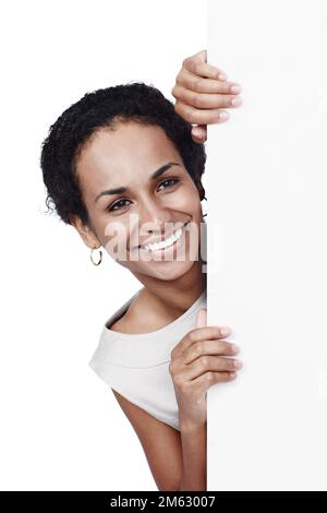 Shes hat ein Lächeln gewonnen. Studioaufnahme einer selbstbewussten Frau, die vor weißem Hintergrund posiert. Stockfoto