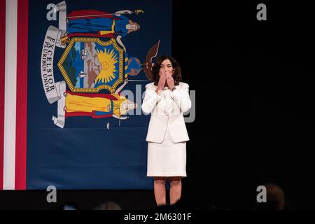 Albany, USA. 01. Januar 2023. Gouverneur Kathy Hochul auf der Bühne während der Einweihungszeremonie für New Yorker Staatsbeamte im Empire State Plaza Convention Center in Albany am 1. Januar 2023. Gouverneur Kathy Hochul wurde als erste weibliche Gouverneurin des Staates New York für die volle Amtszeit vereidigt. (Foto: Lev Radin/Sipa USA) Guthaben: SIPA USA/Alamy Live News Stockfoto