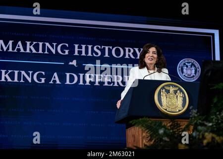 Albany, USA. 01. Januar 2023. Gouverneur Kathy Hochul hält am 1. Januar 2023 im Empire State Plaza Convention Center in Albany während der Einweihungszeremonie für New Yorker Staatsbeamte eine Rede. Gouverneur Kathy Hochul wurde als erste weibliche Gouverneurin des Staates New York für die volle Amtszeit vereidigt. (Foto: Lev Radin/Sipa USA) Guthaben: SIPA USA/Alamy Live News Stockfoto