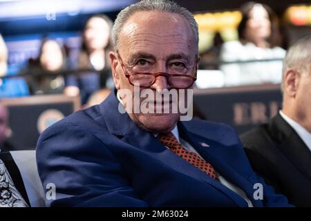 Albany, USA. 01. Januar 2023. USA Senator Charles Schumer nimmt am 1. Januar 2023 am Empire State Plaza Convention Center in Albany an der Einweihungszeremonie für New Yorker Staatsbeamte Teil. Gouverneur Kathy Hochul wurde als erste weibliche Gouverneurin des Staates New York für die volle Amtszeit vereidigt. (Foto: Lev Radin/Sipa USA) Guthaben: SIPA USA/Alamy Live News Stockfoto