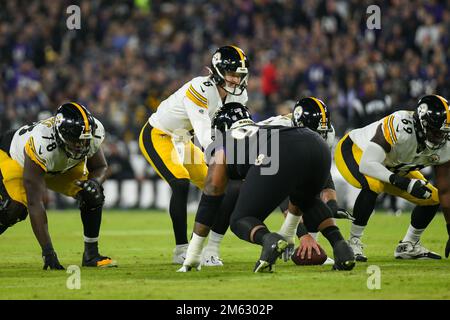 Baltimore, Maryland, USA. 1. Januar 2023. 1. Januar 2023 Pittsburgh Steelers Quarterback Kenny Pickett (8) steht hinter Pittsburgh Steelers Center Mason Cole (61) während der Pittsburgh Steelers vs Baltimore Ravens in Baltimore, MD. Jake Mysliwczyk/BMR (Kredit: © Jake Mysliwczyk/BMR via ZUMA Press Wire) Kredit: ZUMA Press, Inc./Alamy Live News Stockfoto