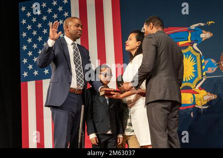 Albany, USA. 01. Januar 2023. Antonio Delgado wurde am 1. Januar 2023 von Kongressabgeordneter Ritchie Torres bei der Amtseinführung für New Yorker Staatsbeamte im Empire State Plaza Convention Center in Albany als Vizegouverneur vereidigt. Gouverneur Kathy Hochul wurde als erste weibliche Gouverneurin des Staates New York für die volle Amtszeit vereidigt. (Foto: Lev Radin/Sipa USA) Guthaben: SIPA USA/Alamy Live News Stockfoto