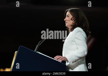 Albany, USA. 01. Januar 2023. Gouverneur Kathy Hochul hält am 1. Januar 2023 im Empire State Plaza Convention Center in Albany während der Einweihungszeremonie für New Yorker Staatsbeamte eine Rede. Gouverneur Kathy Hochul wurde als erste weibliche Gouverneurin des Staates New York für die volle Amtszeit vereidigt. (Foto: Lev Radin/Sipa USA) Guthaben: SIPA USA/Alamy Live News Stockfoto