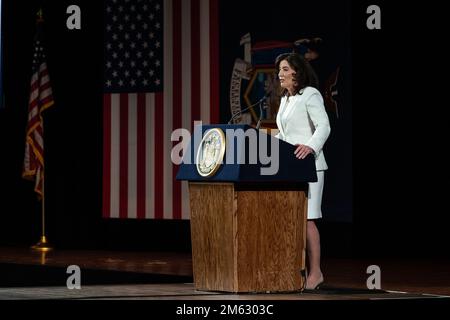 Albany, USA. 01. Januar 2023. Gouverneur Kathy Hochul hält am 1. Januar 2023 im Empire State Plaza Convention Center in Albany während der Einweihungszeremonie für New Yorker Staatsbeamte eine Rede. Gouverneur Kathy Hochul wurde als erste weibliche Gouverneurin des Staates New York für die volle Amtszeit vereidigt. (Foto: Lev Radin/Sipa USA) Guthaben: SIPA USA/Alamy Live News Stockfoto