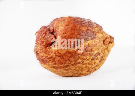 Schmackhafter honiggeräucherter Schweineschinken auf weißem Hintergrund. Stockfoto
