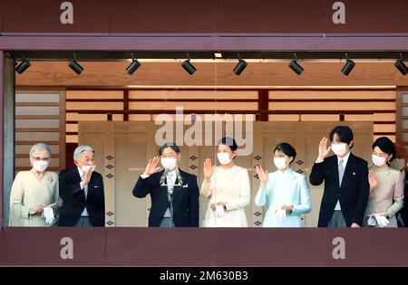 Tokio, Japan. 2. Januar 2023. Japanische kaiserliche Familienmitglieder (L-R) ehemalige Kaiserin Michiko, ehemaliger Kaiser Akihito, Kaiser Naruhito, Kaiserin Masako, Prinzessin Aiko, Kronprinz Akishino und Kronprinzessin Kiko winken am 2. Januar 2023, dem ersten Mal seit drei Jahren, den Wunschern für die Neujahrsgrüße im Kaiserpalast in Tokio zu. Kredit: ZUMA Press, Inc./Alamy Live News Stockfoto