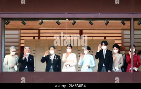 Tokio, Japan. 2. Januar 2023. Japanische kaiserliche Familienmitglieder (L-R) ehemalige Kaiserin Michiko, ehemaliger Kaiser Akihito, Kaiser Naruhito, Kaiserin Masako, Prinzessin Aiko, Kronprinz Akishino, Kronprinzessin Kiko und Prinzessin Kako winken am 2. Januar 2023, dem ersten Mal seit drei Jahren, zu den Neujahrsgrüßen im Kaiserpalast in Tokio. Kredit: ZUMA Press, Inc./Alamy Live News Stockfoto