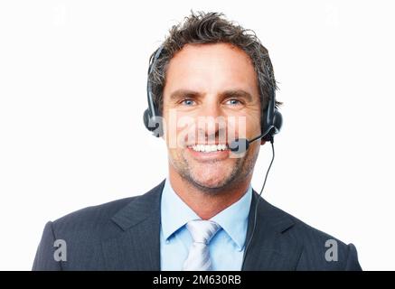 Cleverer, lächelnder Bediener. Nahaufnahme eines gut aussehenden Mitarbeiters mittleren Alters, der auf dem Headset vor weißem Hintergrund spricht. Stockfoto