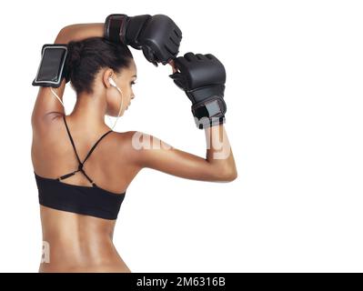 Bereit für den Ring. Studioaufnahme im Rückspiegel einer fit sitzenden jungen Frau, die MMA-Handschuhe trägt, isoliert auf weiß. Stockfoto