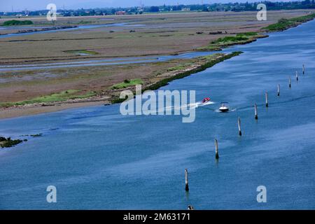 Schlammflächen ähnlich denen, auf denen Venedig auf dem Canale Saccagnana in der Nähe des Schiffs- und Fährterminals in Fusina Venedig Italien erbaut wurde Stockfoto