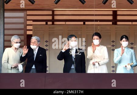 Tokio, Japan. 2. Januar 2023. Japanische kaiserliche Familienmitglieder (L-R) ehemalige Kaiserin Michiko, ehemaliger Kaiser Akihito, Kaiser Naruhito, Kaiserin Masako, Prinzessin Aiko, Kronprinz Akishino und Kronprinzessin Kiko winken am 2. Januar 2023, dem ersten Mal seit drei Jahren, den Wunschern für die Neujahrsgrüße im Kaiserpalast in Tokio zu. Kredit: ZUMA Press, Inc./Alamy Live News Stockfoto