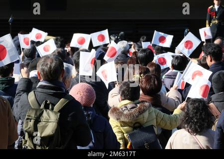 Tokio, Japan. 2. Januar 2023. Wellwishers schwenken Japans Nationalflaggen, während die japanischen kaiserlichen Familienmitglieder am 2. Januar 2023 die Neujahrsgrüße im Kaiserpalast in Tokio besuchen, das erste Mal seit drei Jahren. Kredit: ZUMA Press, Inc./Alamy Live News Stockfoto