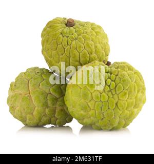 Zuckerapfel (Puddingapfel, Annona, Süßsack) auf weißem Hintergrund. Stockfoto