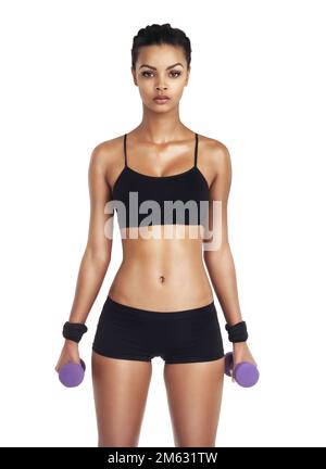 Konzentriere dich auf deine Fitness. Studioporträt einer fitten jungen Frau in Sportbekleidung, die Kurzhanteln hebt, isoliert auf Weiß. Stockfoto