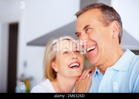 Ein fröhlicher älterer Mann mit Frau, der Zeit miteinander verbringt. Nahaufnahme eines fröhlichen Seniorenmannes mit Frau, der Zeit miteinander verbringt. Stockfoto
