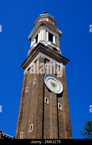 Turm der Chiesa Cattolica Parrocchiale dei Santi Apostoli in Venedig, Italien Stockfoto