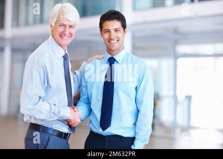 Business-Handschlag. Porträt erfolgreicher Geschäftsleute, die sich die Hand schütteln. Stockfoto