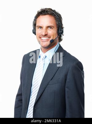 Gut aussehende lächelnde Bedienerin. Porträt eines intelligenten Mitarbeiters, der auf dem Headset vor weißem Hintergrund spricht. Stockfoto
