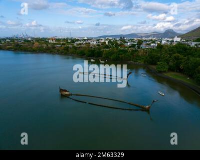 Schiffswracks in einer Bucht Mauritius Port Louis. Korrodierter eiserner Schiffskörper verschmutzt die Umwelt. Stockfoto