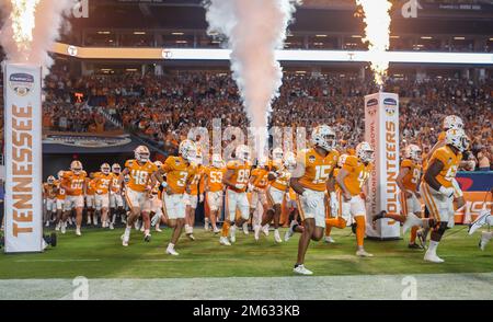 Miami Gardens, Florida, USA. 30. Dezember 2022. Die Tennessee Volunteers erobern das Feld vor dem Football-Spiel Capital One Orange Bowl 2022 zwischen den Clemson Tigers und Tennessee Volunteers im Hard Rock Stadium in Miami Gardens, FL. Kyle Okita/CSM/Alamy Live News Stockfoto