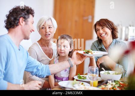 Serviert mit Liebe. Eine Familie, die mehrere Generationen hat und zusammen isst. Stockfoto