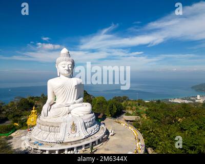 Big Buddha ist eine Maravija Buddha Statue in Phuket, Thailand. Der offizielle Name ist Phra Phutta Ming Mongkol Eknakiri, gekürzt auf Ming Mongkol BU Stockfoto