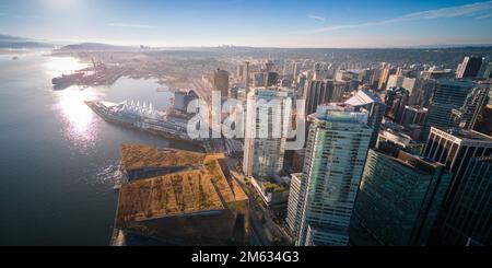 Blick auf die Skyline von Vancouver Harbour, British Columbia, Kanada bei Sonnenaufgang Stockfoto