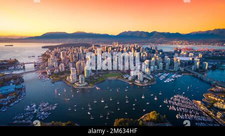 Wunderschöner Blick aus der Vogelperspektive auf die Skyline von Vancouver, British Columbia, Kanada bei Sonnenuntergang Stockfoto