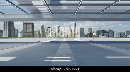 Ausblick auf die leere Etage und das moderne Dachgebäude mit Stadtlandschaft. 3D-Rendering Stockfoto