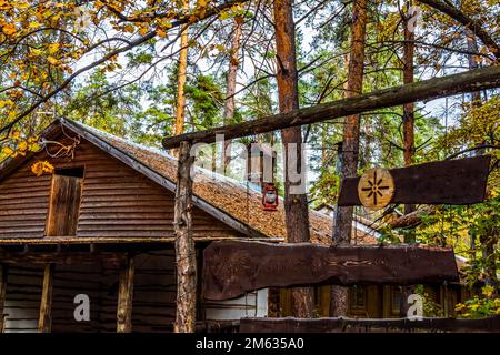 Altes Holzhaus in einem tiefen Wald. Stockfoto