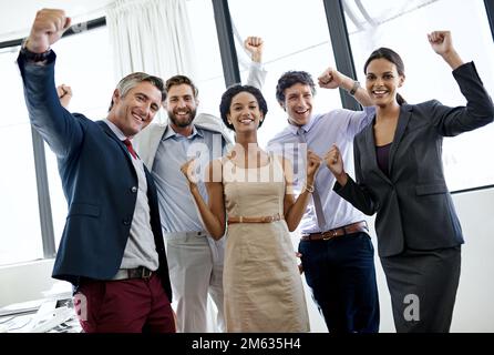 Wir haben es zusammen gemacht. Porträt einer Gruppe von Kollegen, die gemeinsam ihren Erfolg feiern. Stockfoto