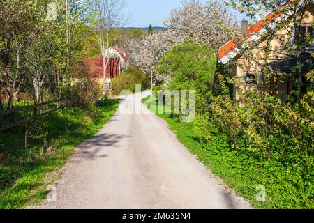 Fahren Sie durch ein idyllisches Dorf auf dem Land Stockfoto