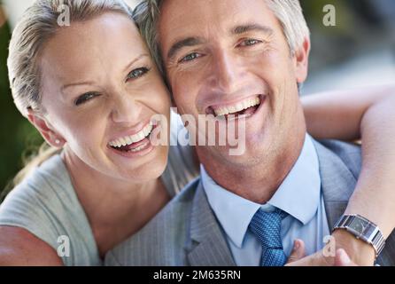 Lachen ist leicht, wenn man so glücklich ist. Porträt eines lachenden, reifen Geschäftspaares. Stockfoto