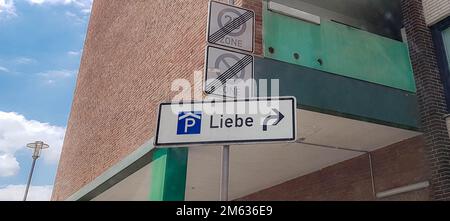 Bad Oldesloe, Deutschland. 14. Juli 2018. Ein Schild mit der Aufschrift „Love“ weist auf ein gleichnamiges Parkhaus hin. Kredit: Markus Scholz/dpa/Alamy Live News Stockfoto