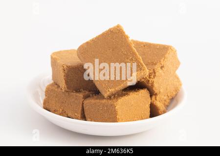 Winter Season Special Indian Til Barfi oder Burfi auch bekannt als Tilkut, Gajak, Gazak, Gachak aus Tilgul, Mungfali, Sesamsamen, Jaggery Gud, Badam A. Stockfoto