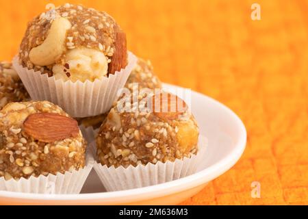 Indische Winterdelikatesse Weißer Kugelförmiger Tilgul Laddu Oder Safed Til Ki Laddo Besteht Aus Geröstetem Sesamsamen, Jaggery, Gur, Gud, Makhana, Kaju, Badam Ist Es Stockfoto