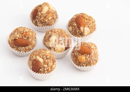 Indische Winterdelikatesse Weißer Kugelförmiger Tilgul Laddu Oder Safed Til Ki Laddo Besteht Aus Geröstetem Sesamsamen, Jaggery, Gur, Gud, Makhana, Kaju, Badam Ist Es Stockfoto