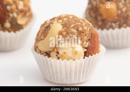 Indische Winterdelikatesse Weißer Kugelförmiger Tilgul Laddu Oder Safed Til Ki Laddo Besteht Aus Geröstetem Sesamsamen, Jaggery, Gur, Gud, Makhana, Kaju, Badam Ist Es Stockfoto