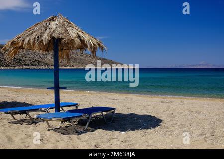 Sonnenliegen und Sonnenschirme am herrlichen Strand von Agia Theodoti in iOS Griechenland Stockfoto