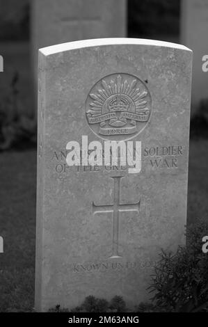 Yper, Belgien - 7. August 2021. Detail der Kriegsdenkmäler auf dem Tyne Cot Friedhof. Tyne Cot ist der größte britische Friedhof aus dem ersten Weltkrieg. Stockfoto