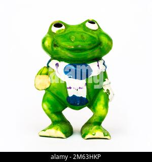 Statuette des grünen Frosch Nahaufnahme auf weißem Hintergrund. Stockfoto