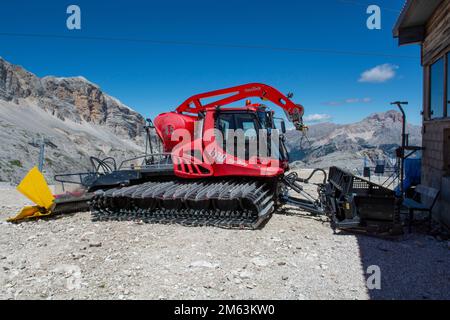 Cortina d'Ampezzo, Dolomiten, Italien - 8. Juli 2022 : Schneegreifer im Sommer. Dolomiten. Italien. Stockfoto