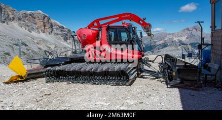 Cortina d'Ampezzo, Dolomiten, Italien - 8. Juli 2022 : Schneegreifer im Sommer. Dolomiten. Italien. Stockfoto