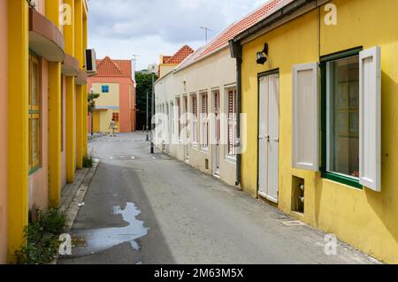 WILLEMSTAD, CURACAO - 22. NOVEMBER 2007: Die farbenfrohen gelben Häuser in Carthagenastreet, Otrobanda, Willemstad, Curacao Stockfoto