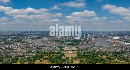 Panoramablick aus der Vogelperspektive auf Canary Wharf, City of London, Greenwich Naval College, die O2 Arena, docklands und die Skyline von London an einem sonnigen Tag. Stockfoto